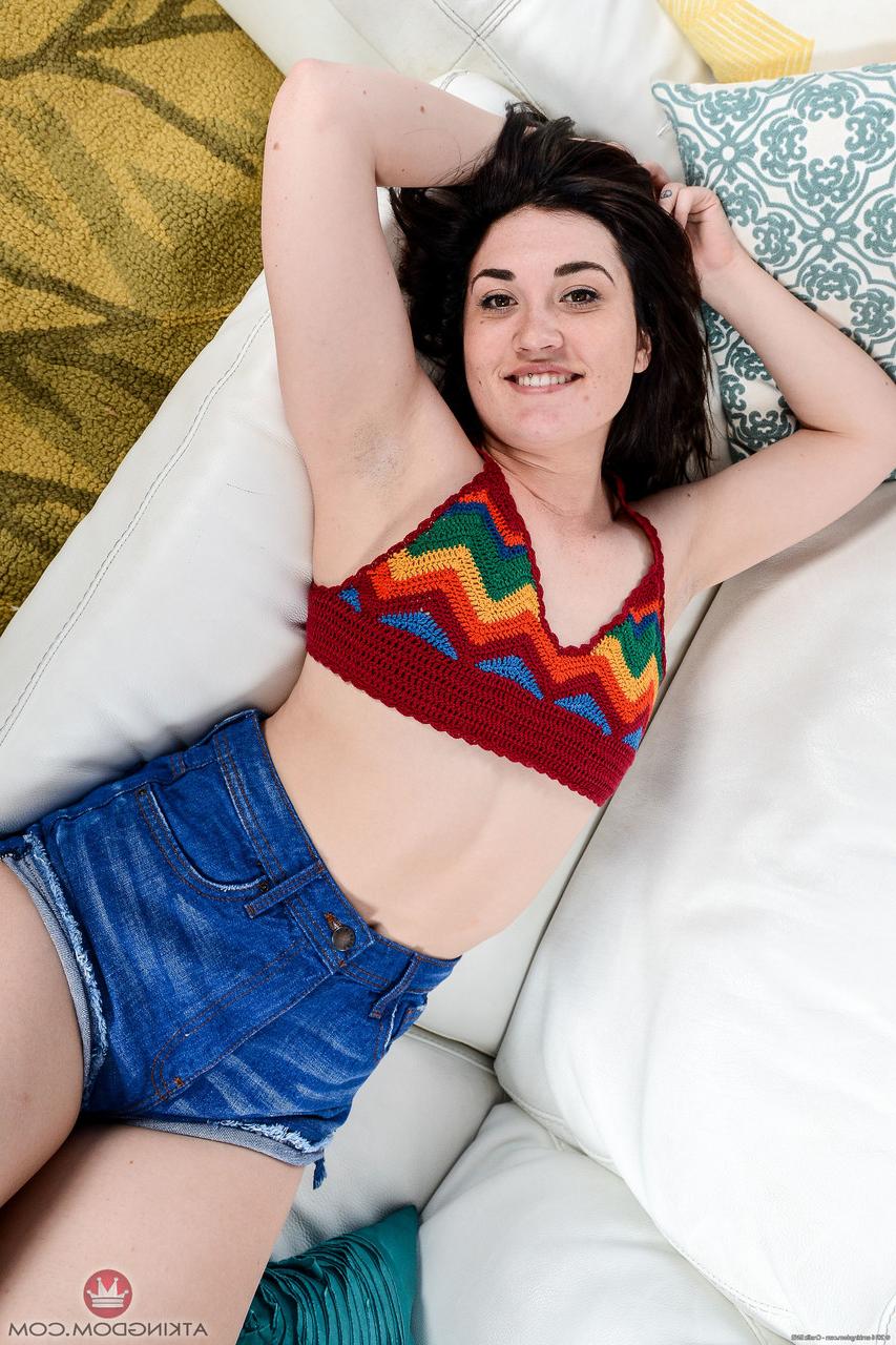 20P La pequeña joven Kat Monroe mostrando sus deliciosos pies, dedos y su gran trasero