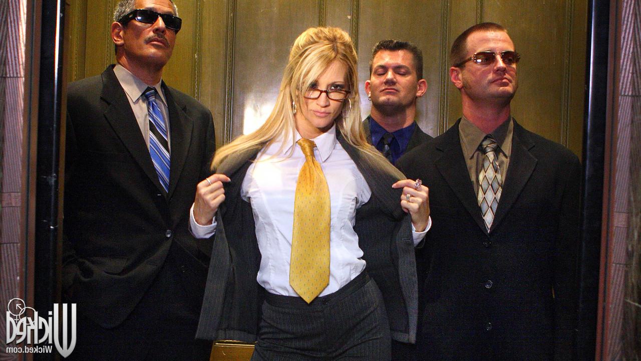 20P La abogada cachonda Jessica Drake mama 3 pollas y recibe múltiples tratamientos faciales en un ascensor