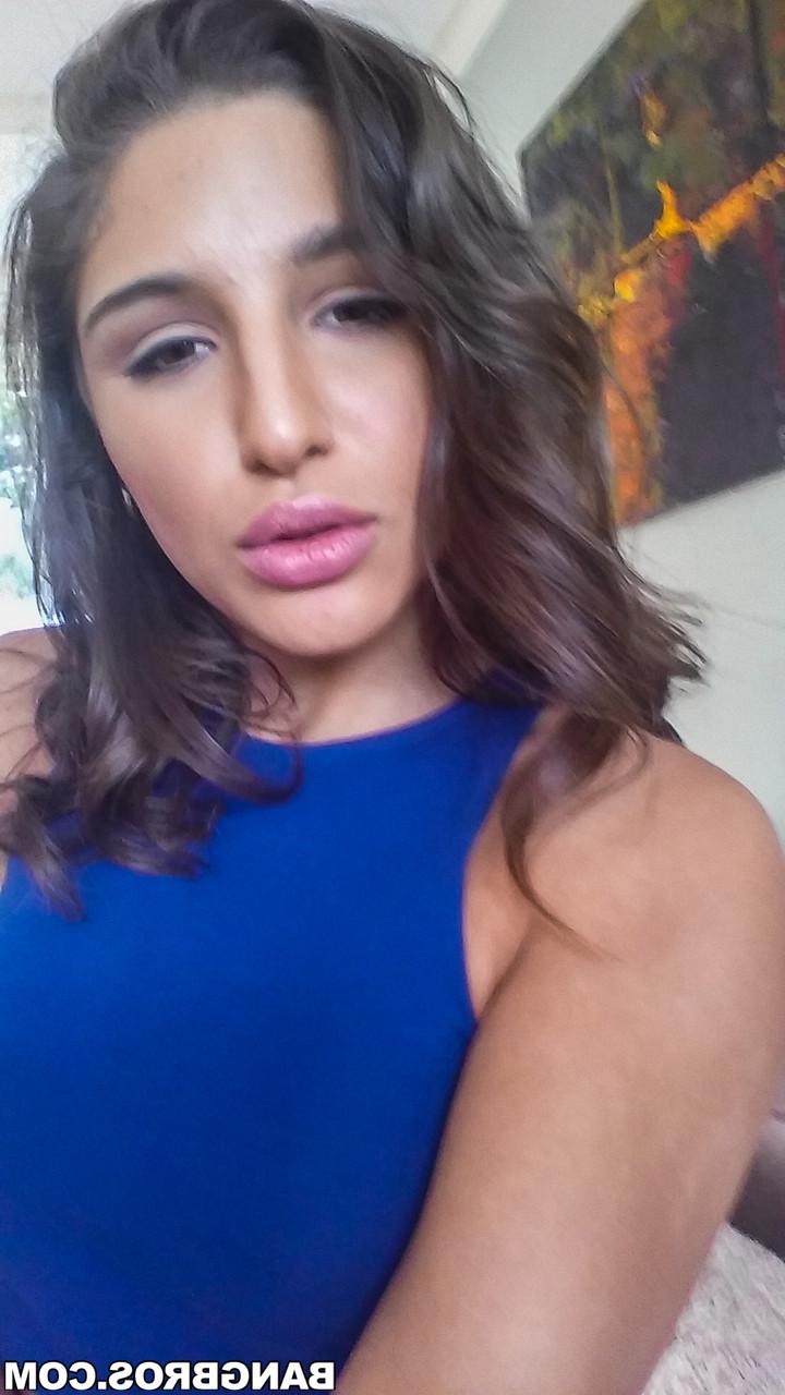 20P La sexy joven morena Abella Danger hace alarde de su culo antes de desmayarse