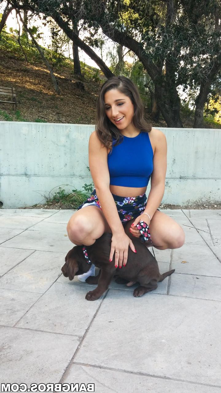 20P La sexy joven morena Abella Danger hace alarde de su culo antes de desmayarse