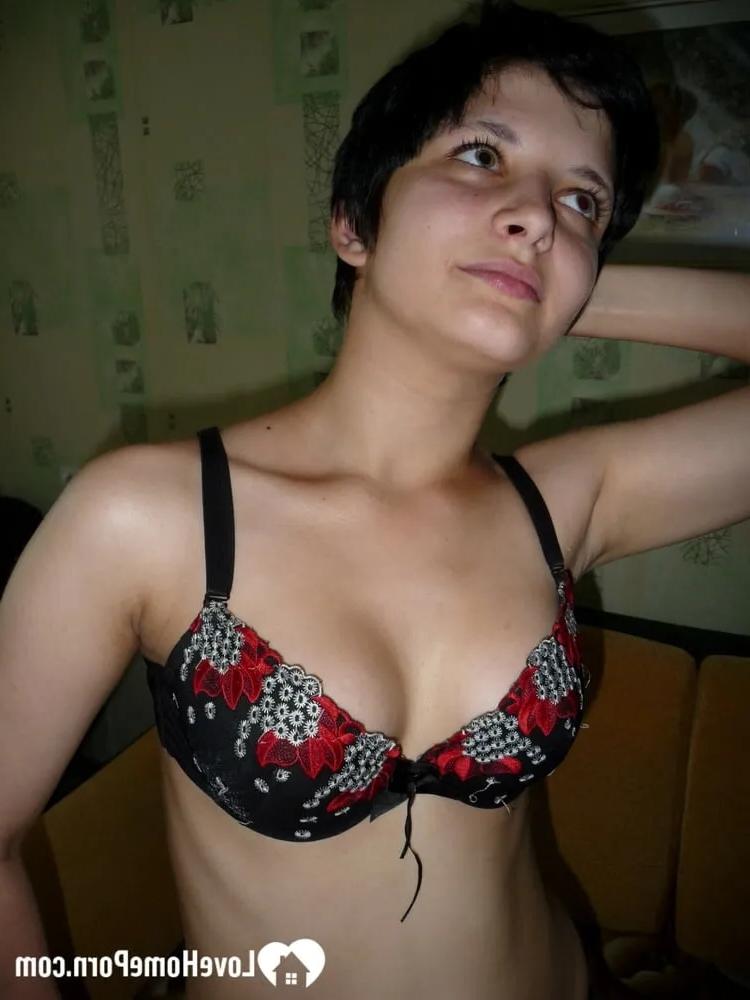 20P 短髪のベビーシッターが小さなおっぱいを見せて、仕事を得るために彼女のおまんこをこする
