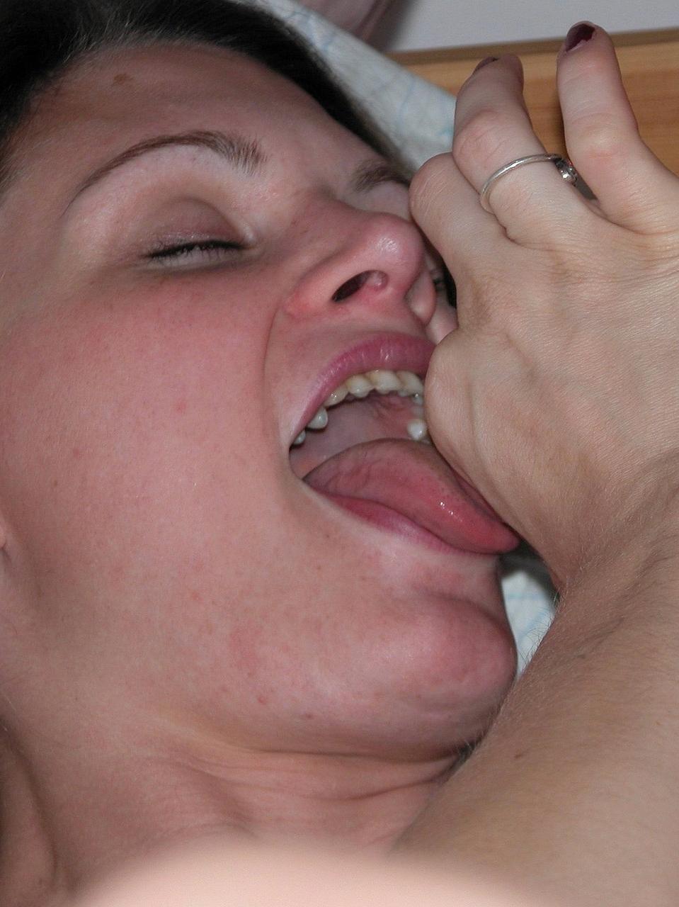 20P A amadora sacanagem Crista Lynn leva uma goze na boca enquanto faz um boquete POV