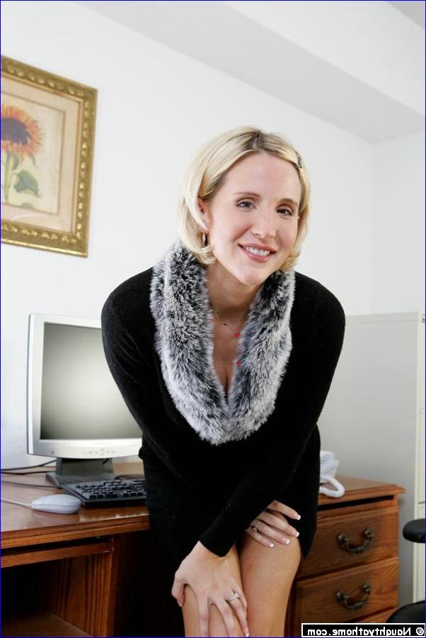 10P A dona de casa loira Desirae Spencer liberta seu grande corpo de salto alto