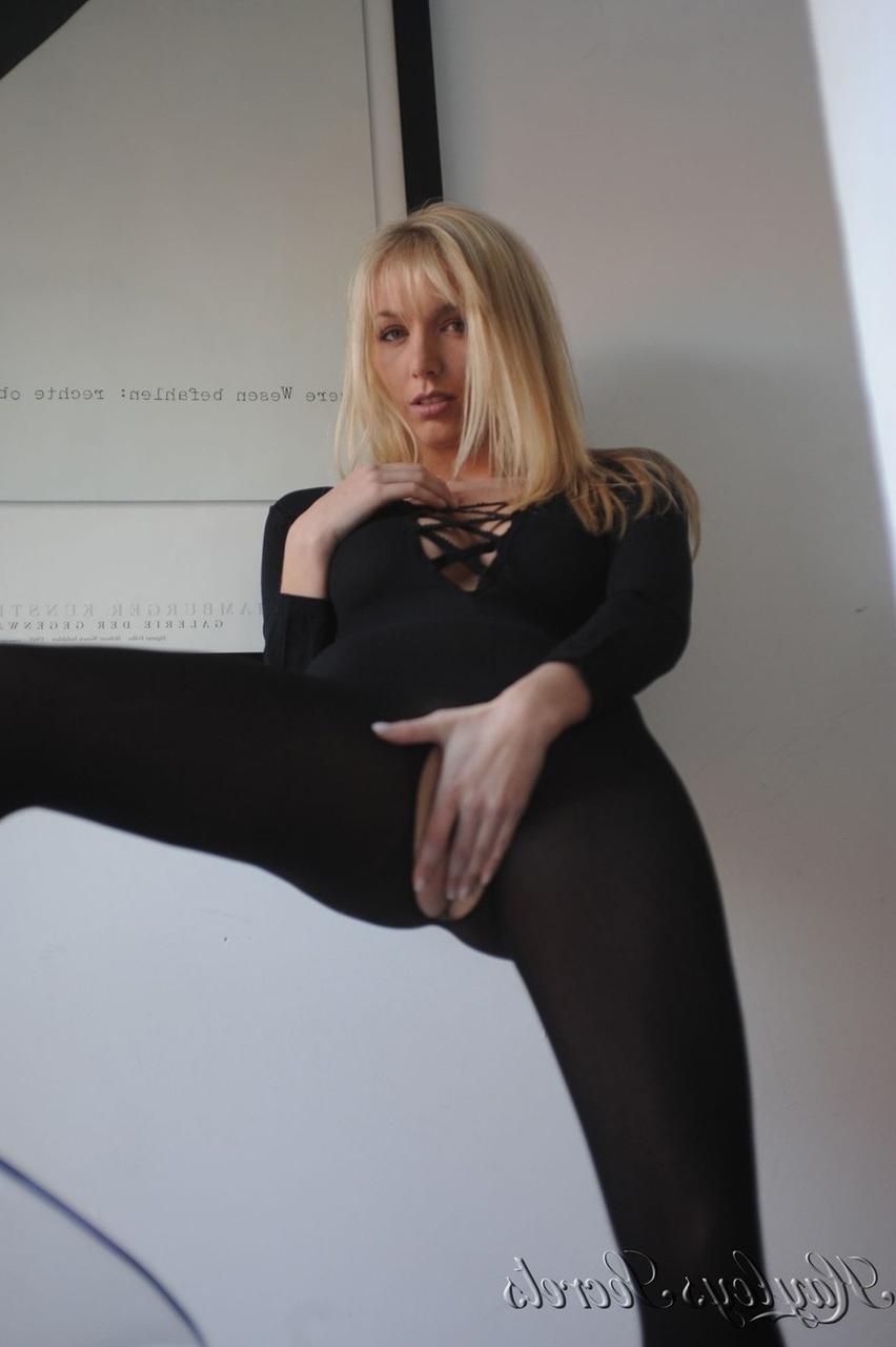 12P A loira gostosa Hayley Marie Coppin libera seus lindos peitos de um body preto