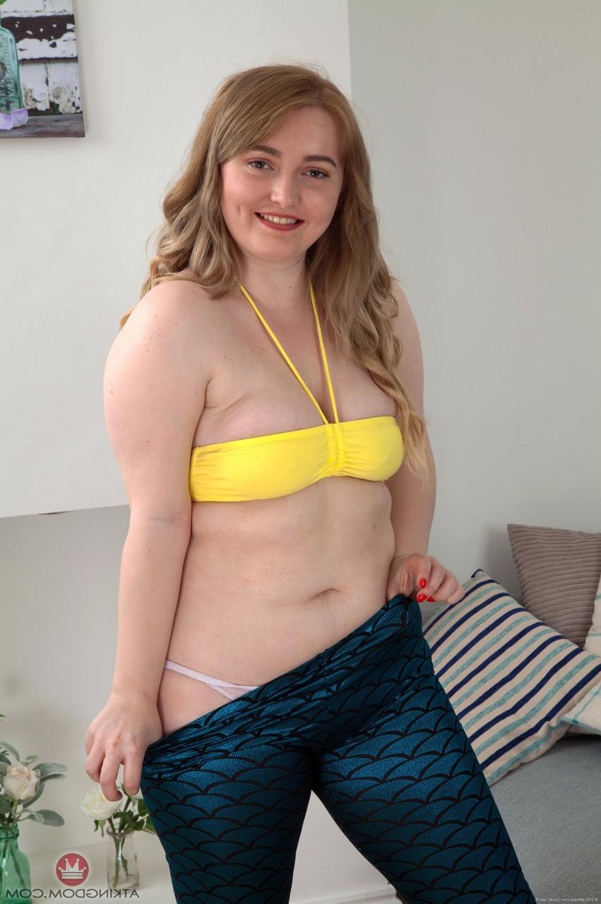 20P Cameron, une amateur potelée, laisse tomber son pantalon en spandex pour montrer son manchon poilu en gros plan.