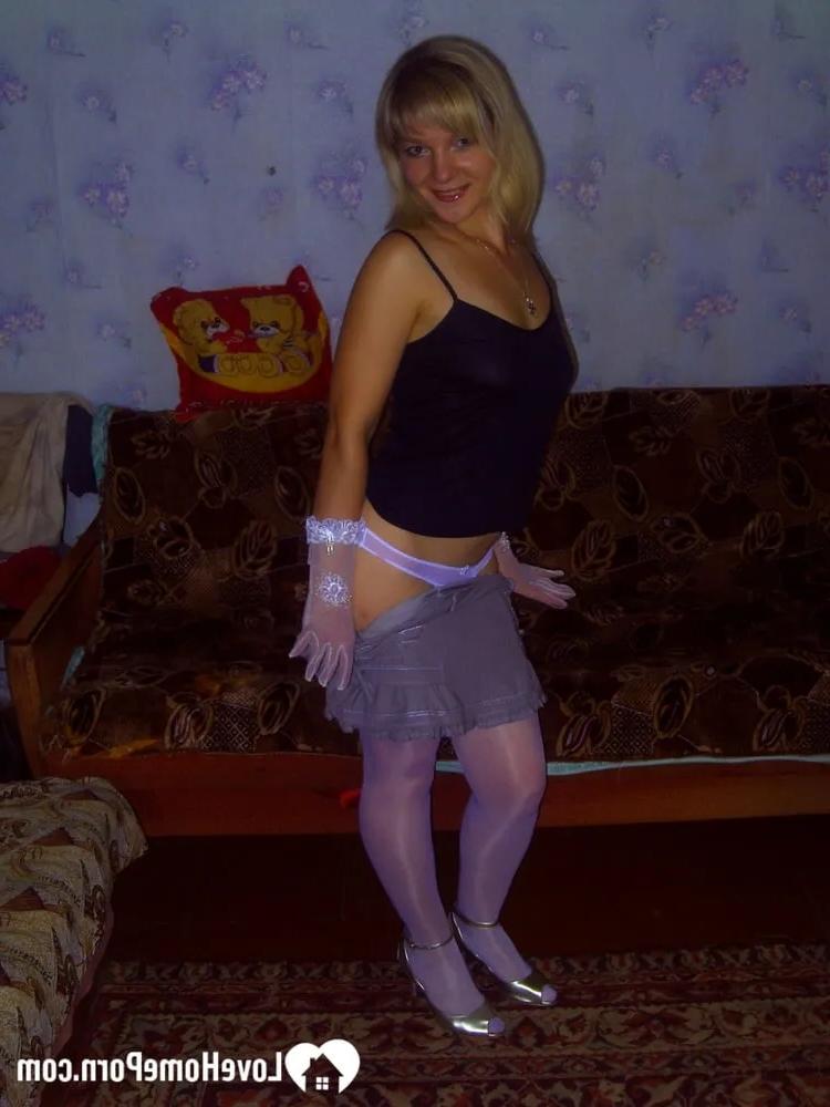 20P Blonde Schönheit zieht sich im Solo aus und zeigt ihre kleinen Titten und ihren großen Arsch