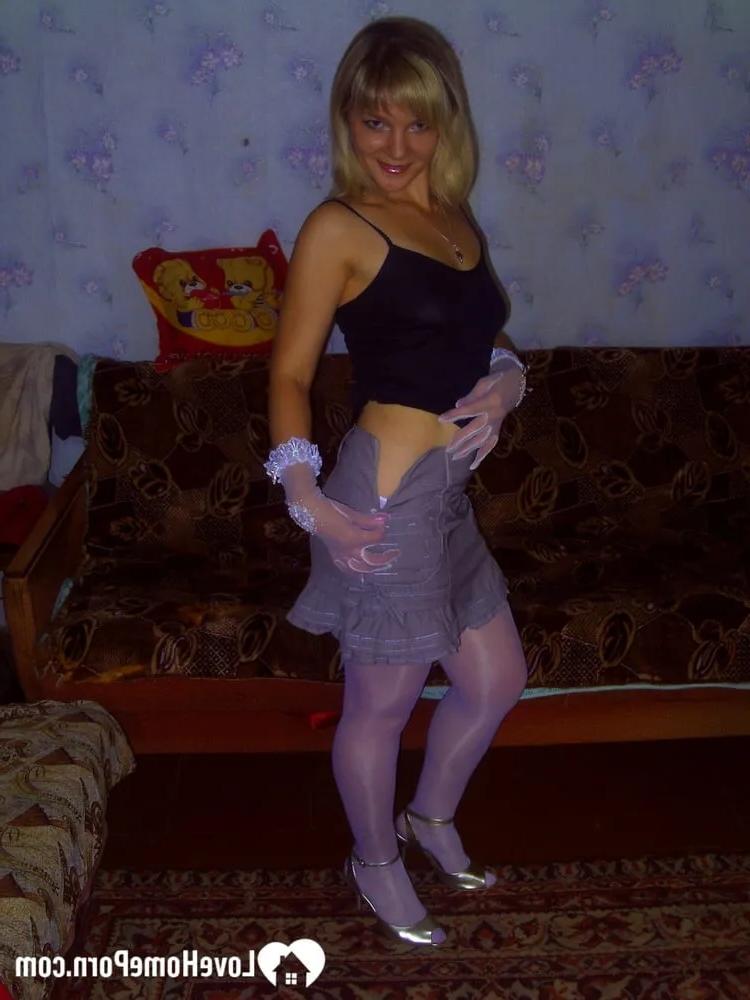 20P Blonde Schönheit zieht sich im Solo aus und zeigt ihre kleinen Titten und ihren großen Arsch