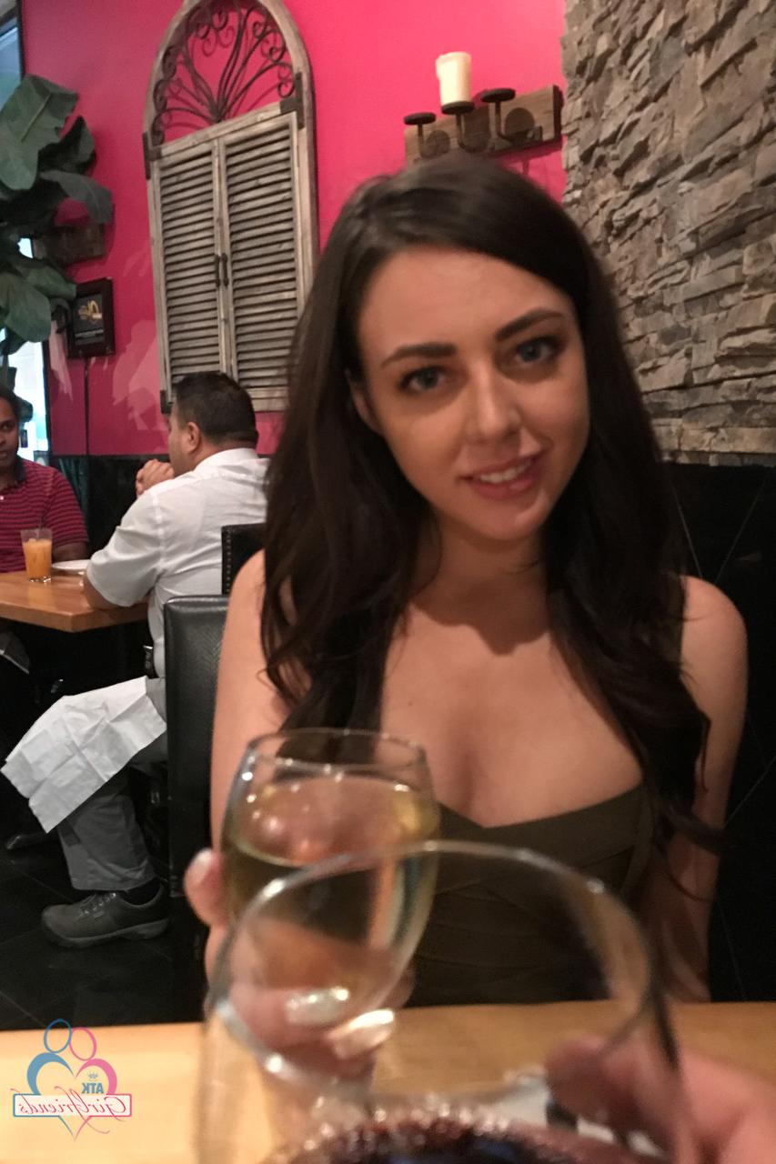 20P La novia amateur Whitney Wright muestra su coño antes de tocarlo
