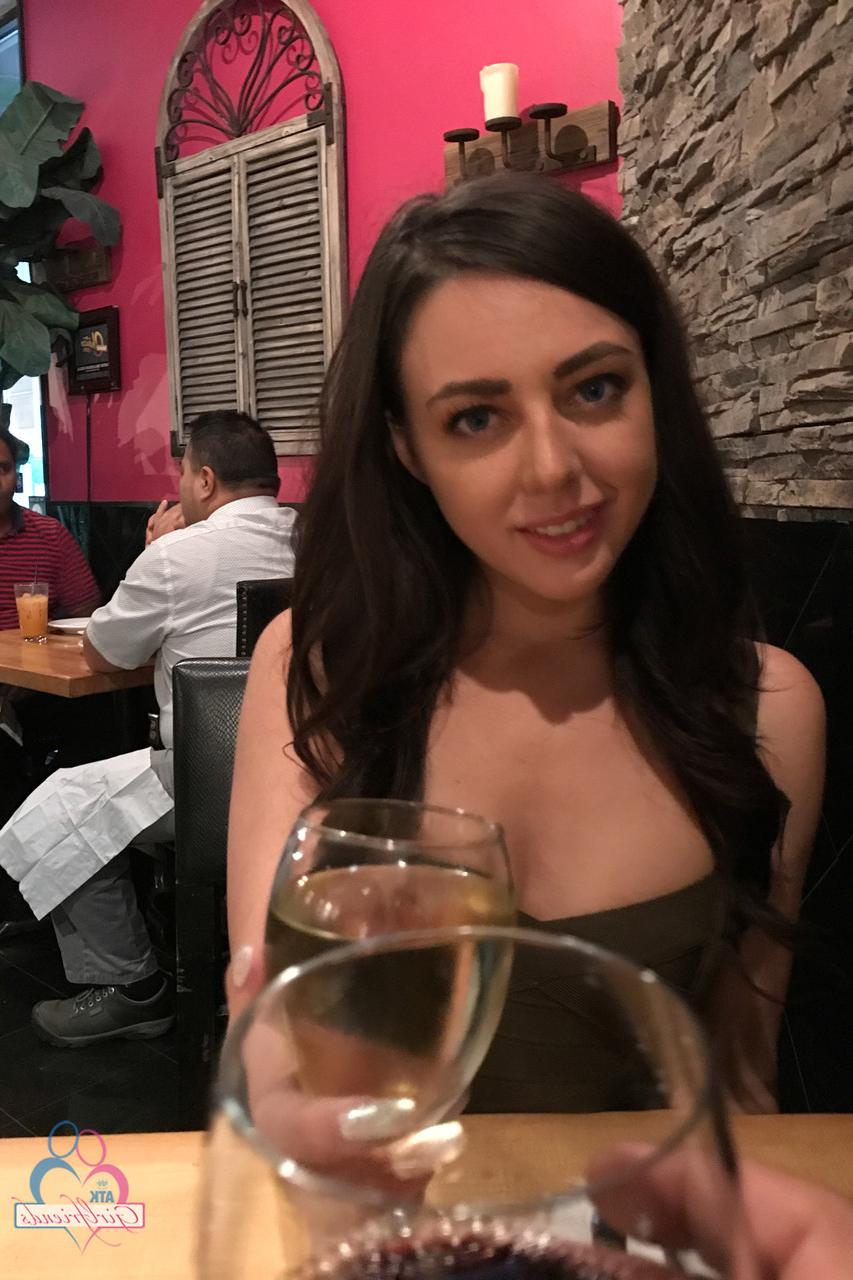 20P La novia amateur Whitney Wright muestra su coño antes de tocarlo