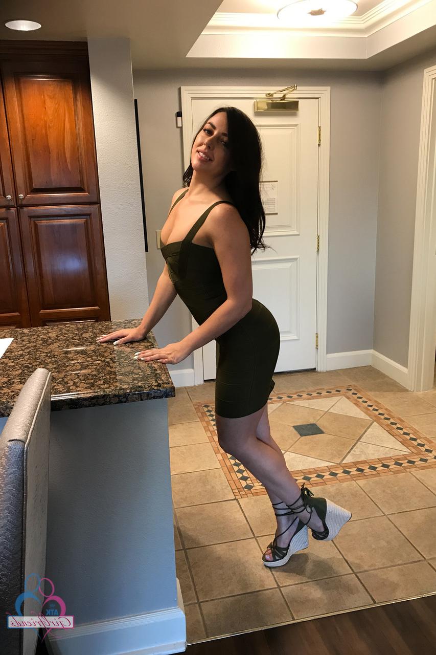 20P La novia amateur Whitney Wright muestra su coño antes de tocarlo