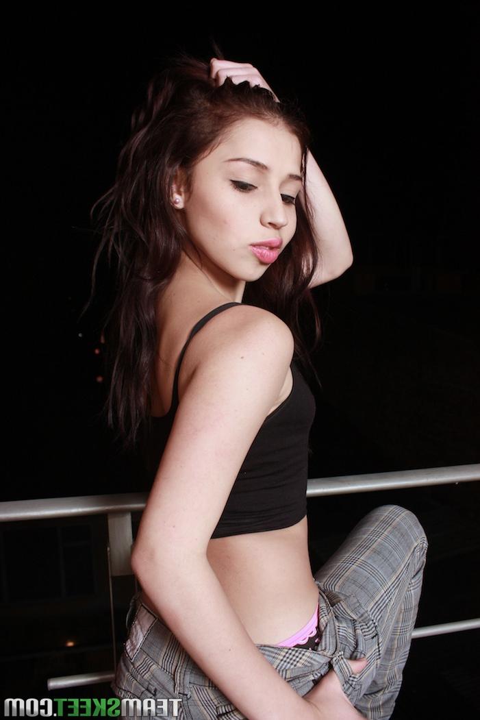 20P A pequena Yenny Contreras super sexy abre sua pequena bunda latina na cama