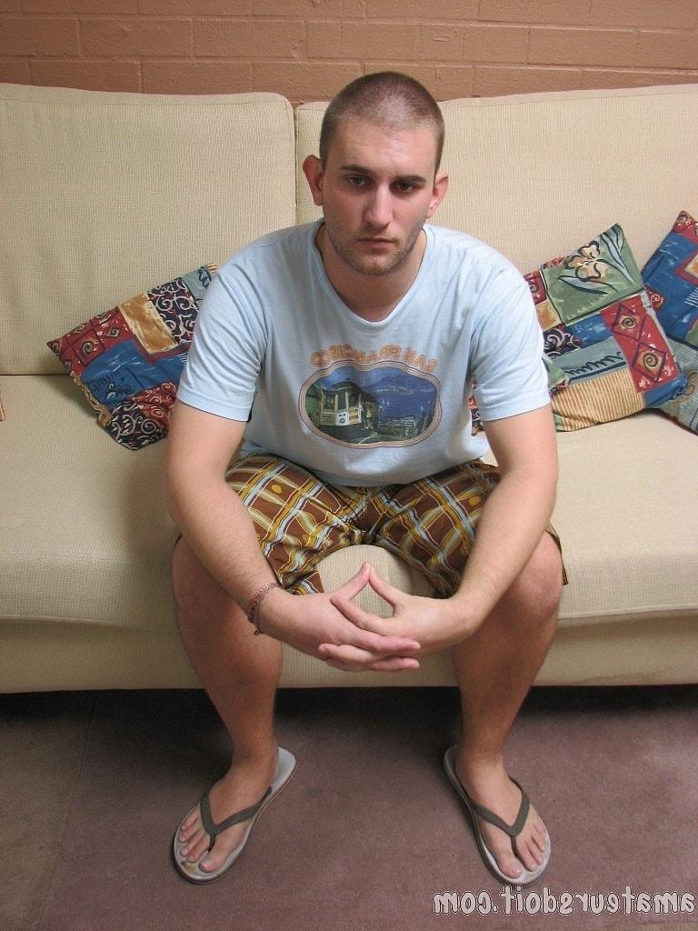 20P Zach Beef, bombasse gay au crâne rasé, se déshabille et se branle en solo