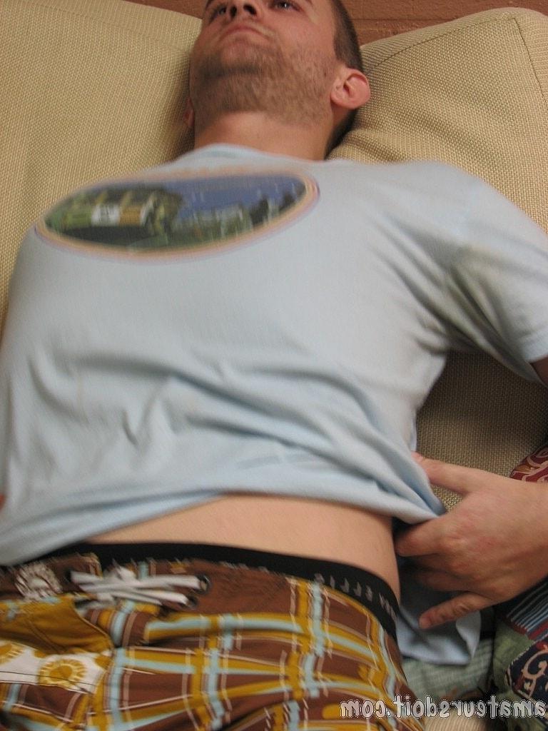 20P Zach Beef, bombasse gay au crâne rasé, se déshabille et se branle en solo