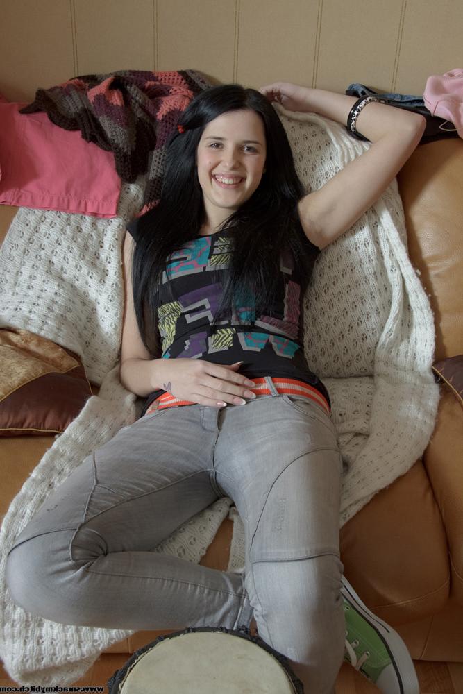 15P Adolescente morena faz sexo de buceta na boca enquanto usa meias brancas