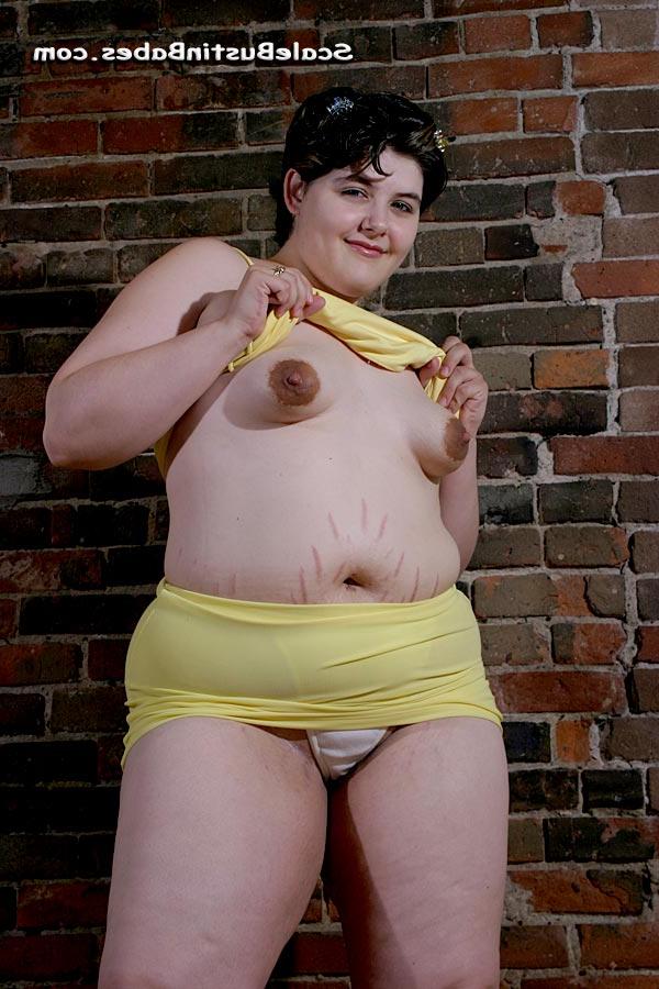 20P A gorda adolescente amadora Jennipher Doll exibe seu corpo grande e gordinho e dá cabeça