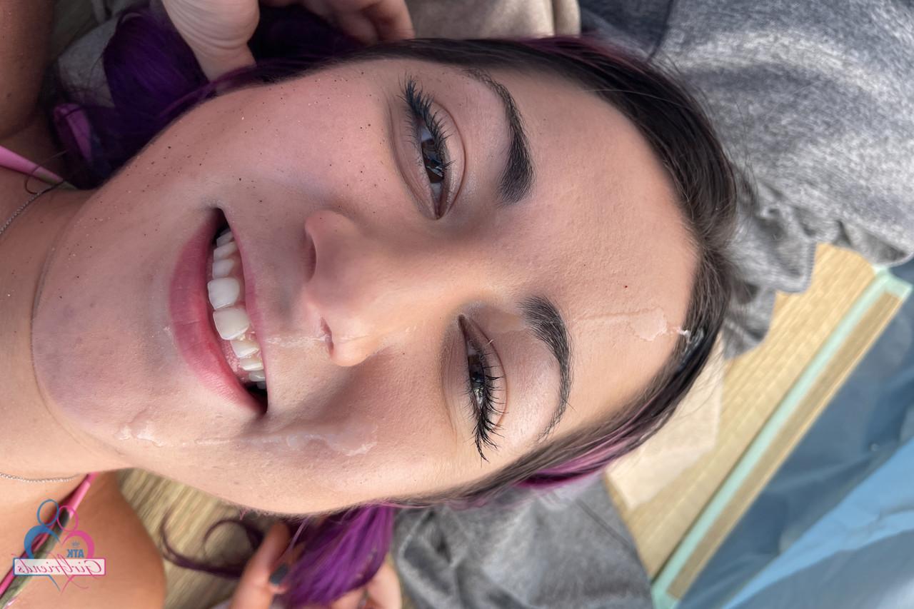 20P La jolie petite amie Lily Adams exhibe ses ongles roses et baise des trous de près.
