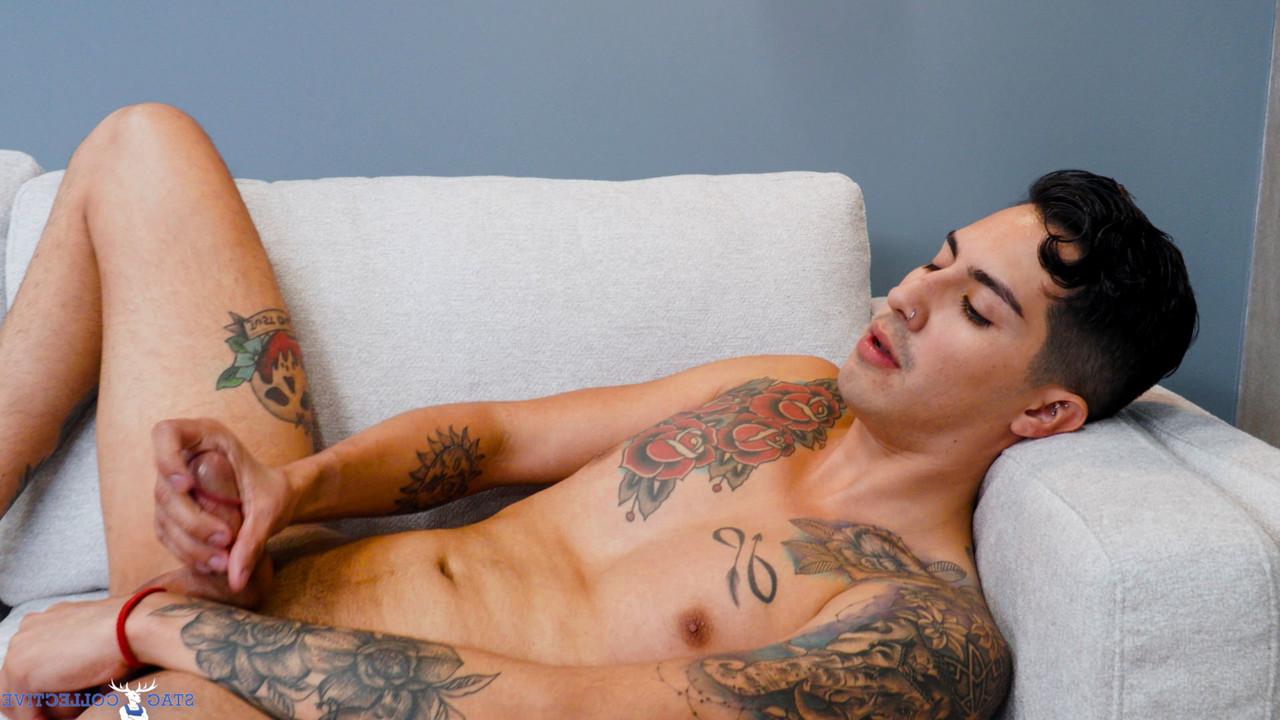 20P Gay magro com tatuagens Kian Kane toca seu cu e sacode seu pau