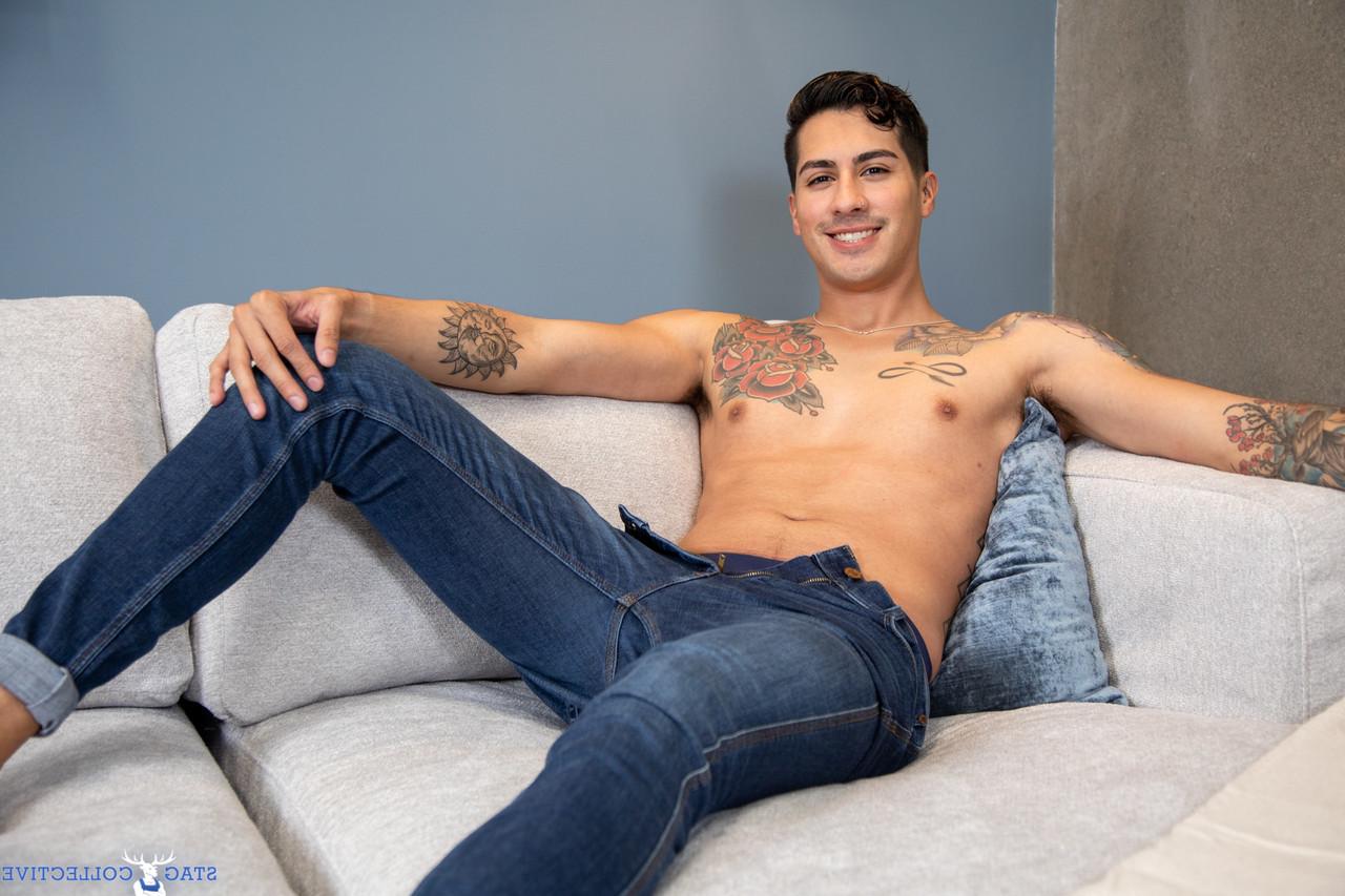 20P Gay magro com tatuagens Kian Kane toca seu cu e sacode seu pau