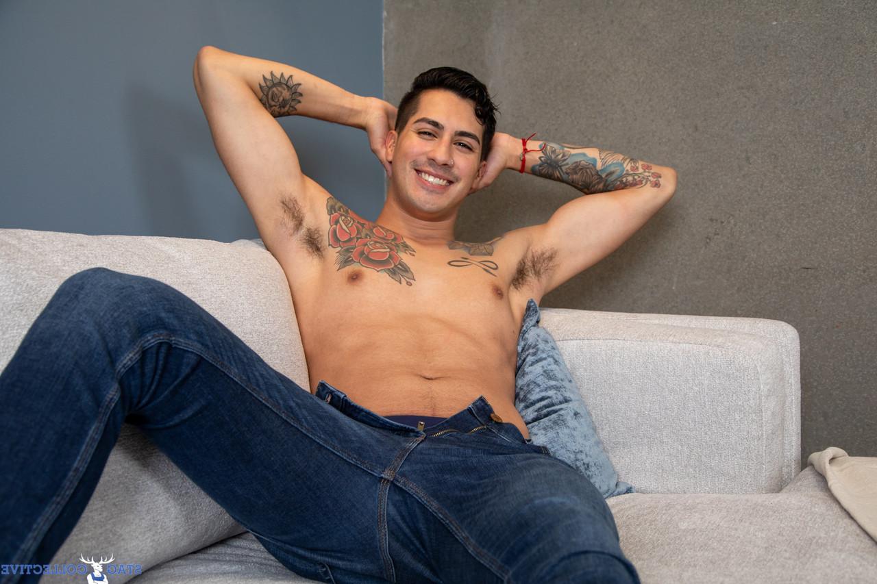 20P Gay magro com tatuagens Kian Kane toca seu cu e sacode seu pau