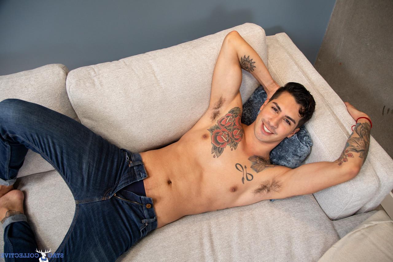 20P Gay magro com tatuagens Kian Kane toca seu cu e sacode seu pau