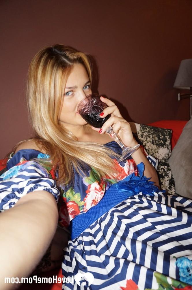 13P Amadora loira mostra seus seios adolescentes perfeitos enquanto tira selfies nuas