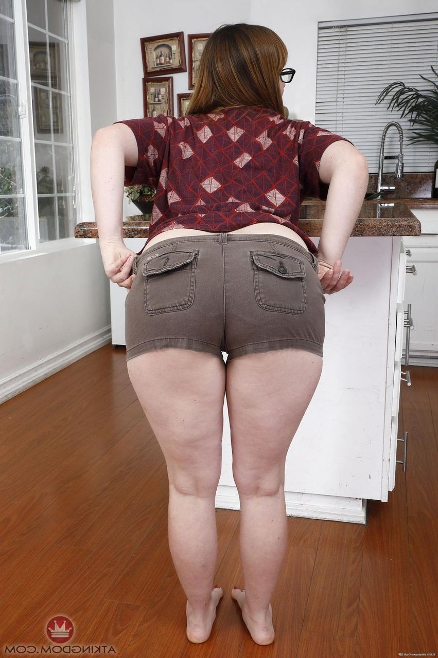 20P A gata curvilínea Thelma Sleaze mostra sua bunda grande e espalha sua buceta raspada