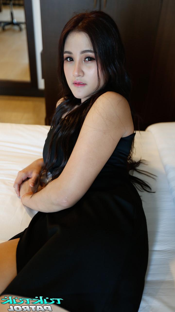 20P La jolie thaïlandaise Mind se déshabille au casting, montre ses gros seins et baise en POV