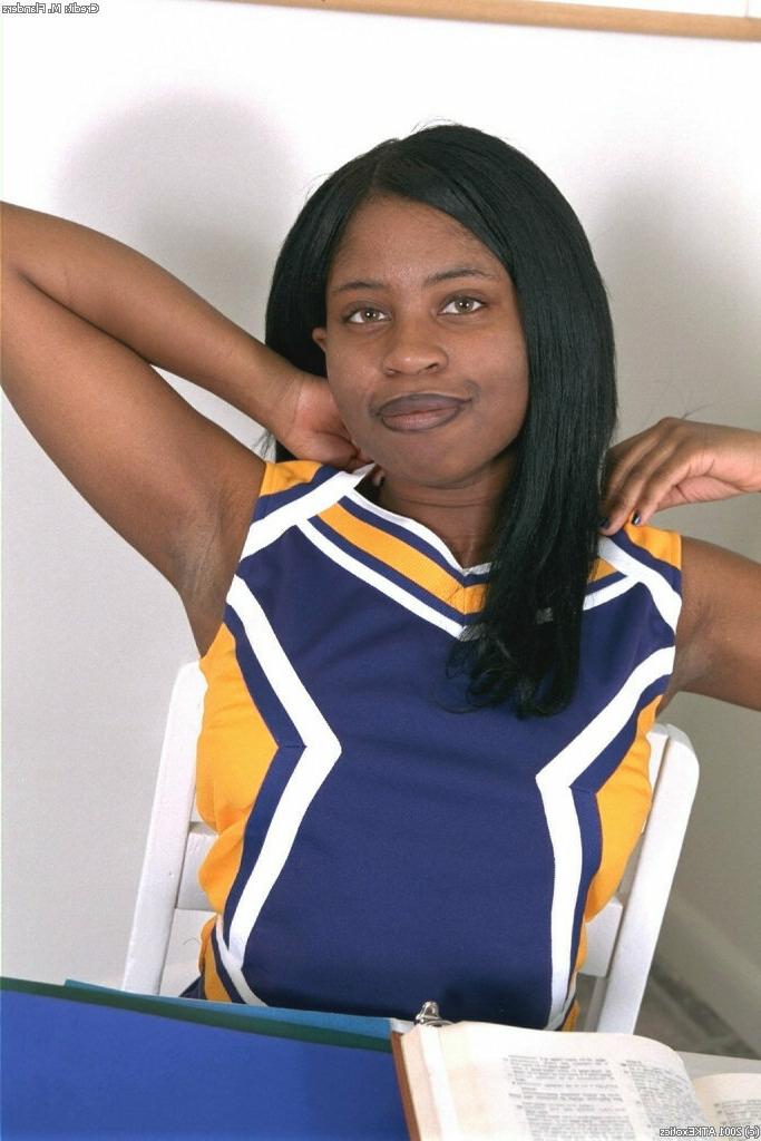 20P A líder de torcida amadora negra Holly exibe seus peitos grandes e bunda grande em um solo