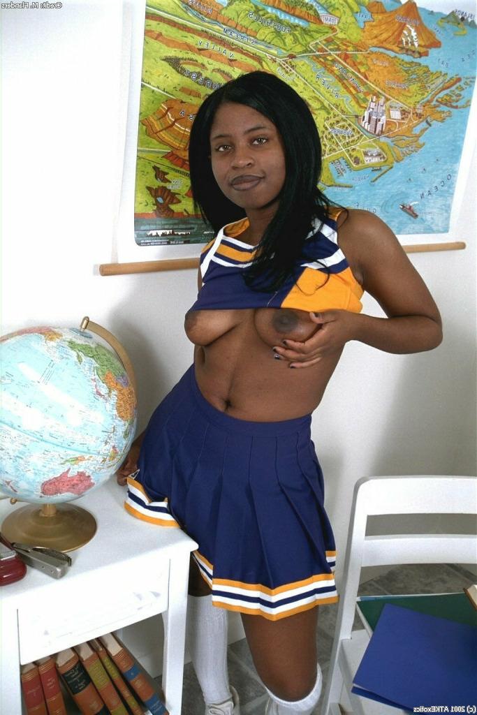 20P A líder de torcida amadora negra Holly exibe seus peitos grandes e bunda grande em um solo