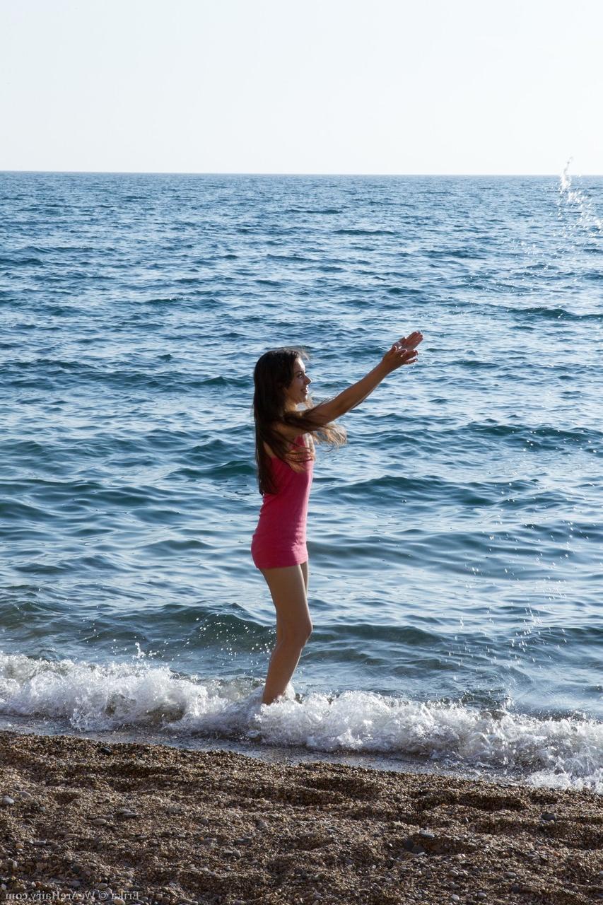 19P La joven de tetas pequeñas erika posa desnuda al aire libre y mostrando su coño peludo