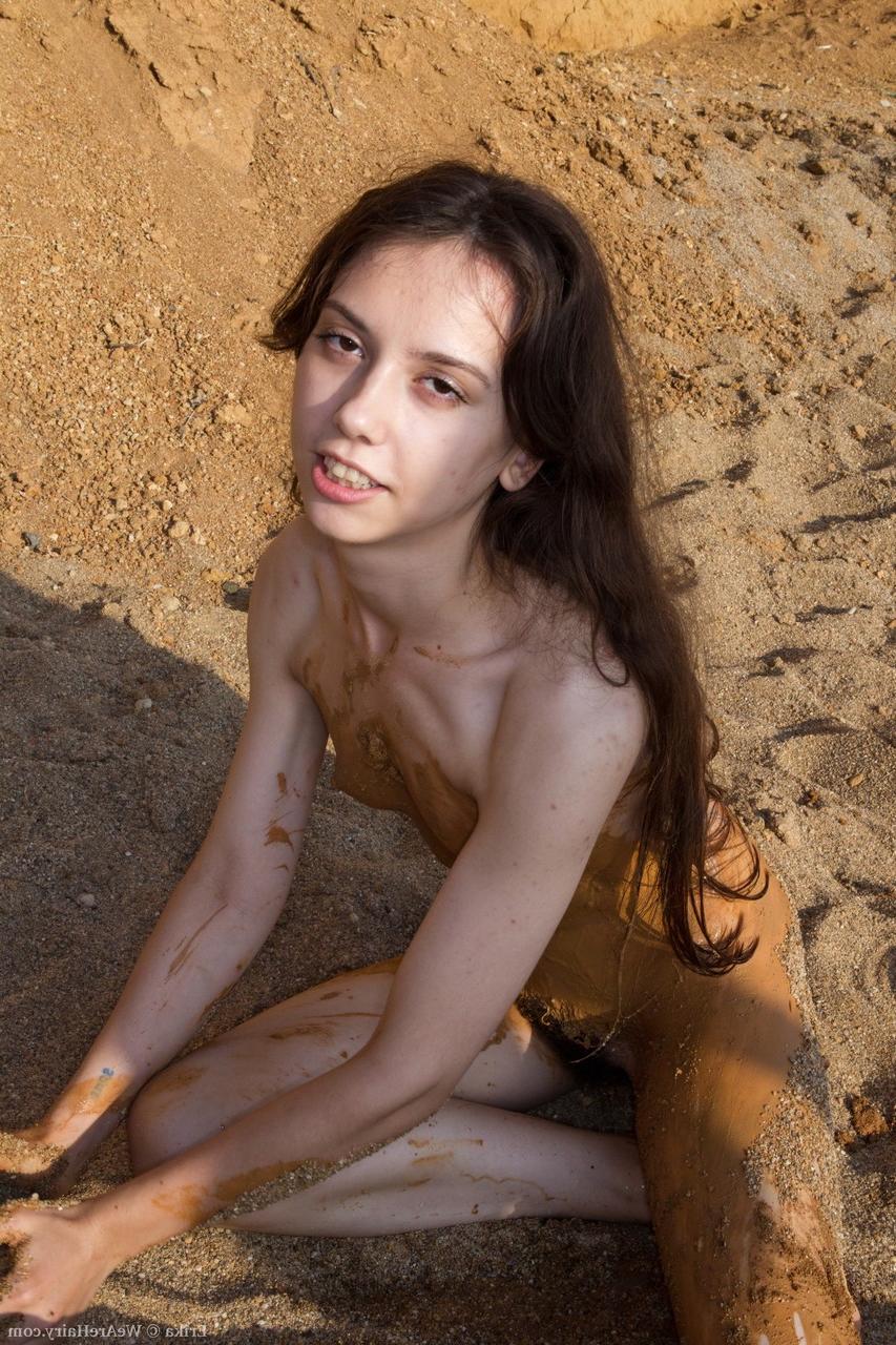 19P La joven de tetas pequeñas erika posa desnuda al aire libre y mostrando su coño peludo