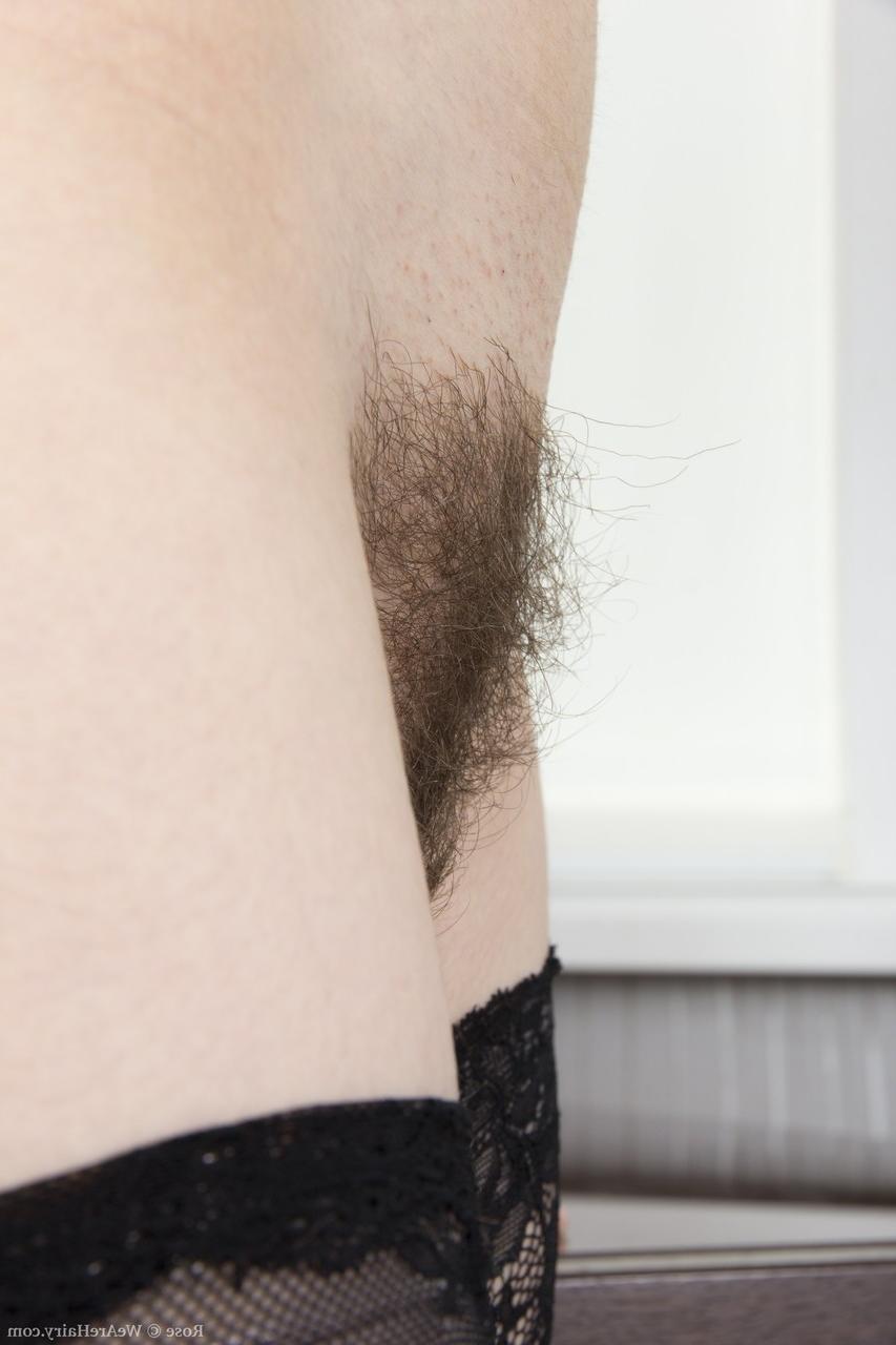 18P Die schlanke Brünette Rose in schwarzen Dessous zeigt ihre Titten und ihre haarige Vagina