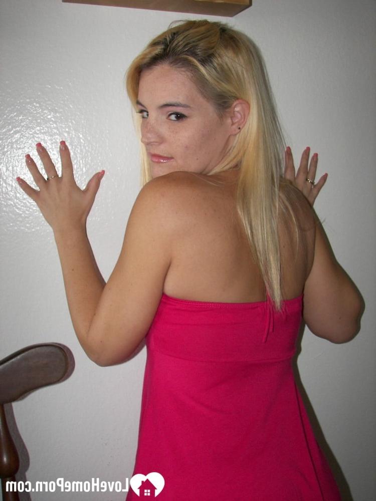 20P Loira amadora posa nua antes de ser fodida pelo vizinho