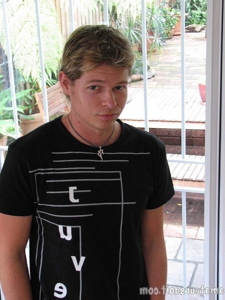 20P O gay loiro Paul Pounder fica completamente nu e se masturba no sofá
