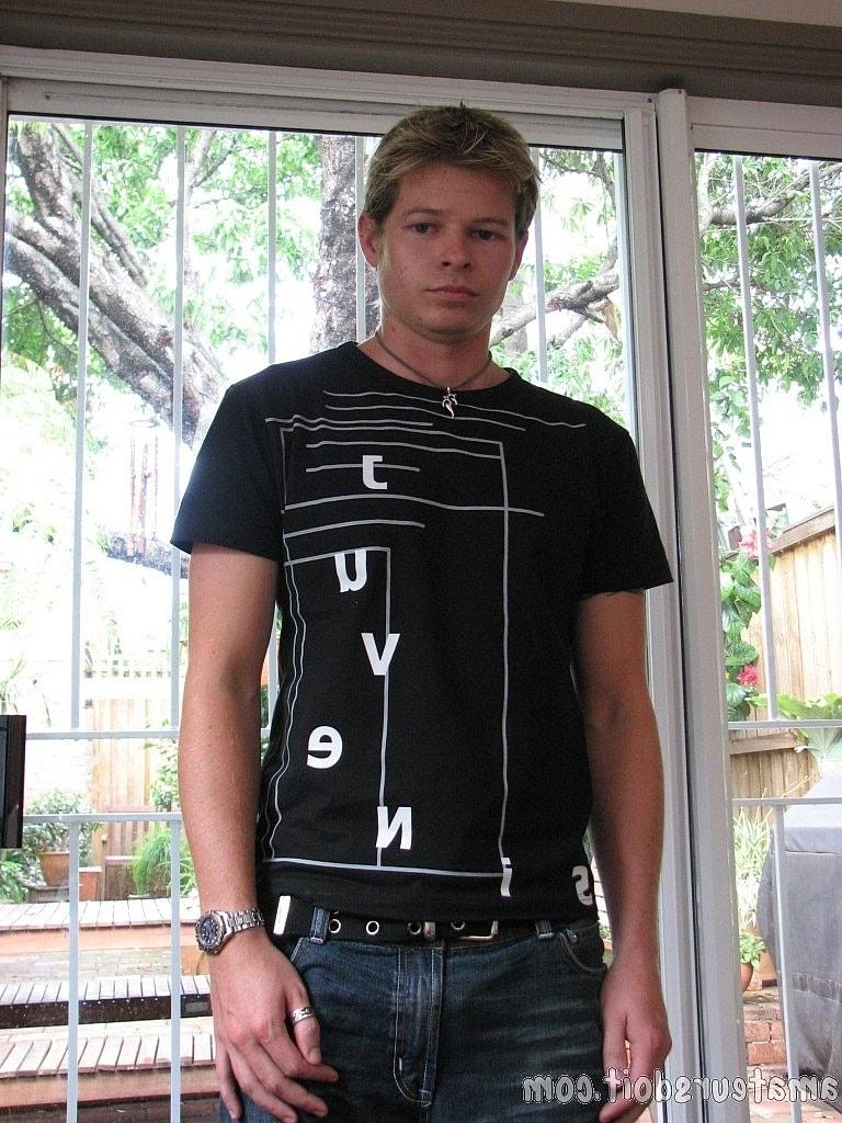 20P O gay loiro Paul Pounder fica completamente nu e se masturba no sofá