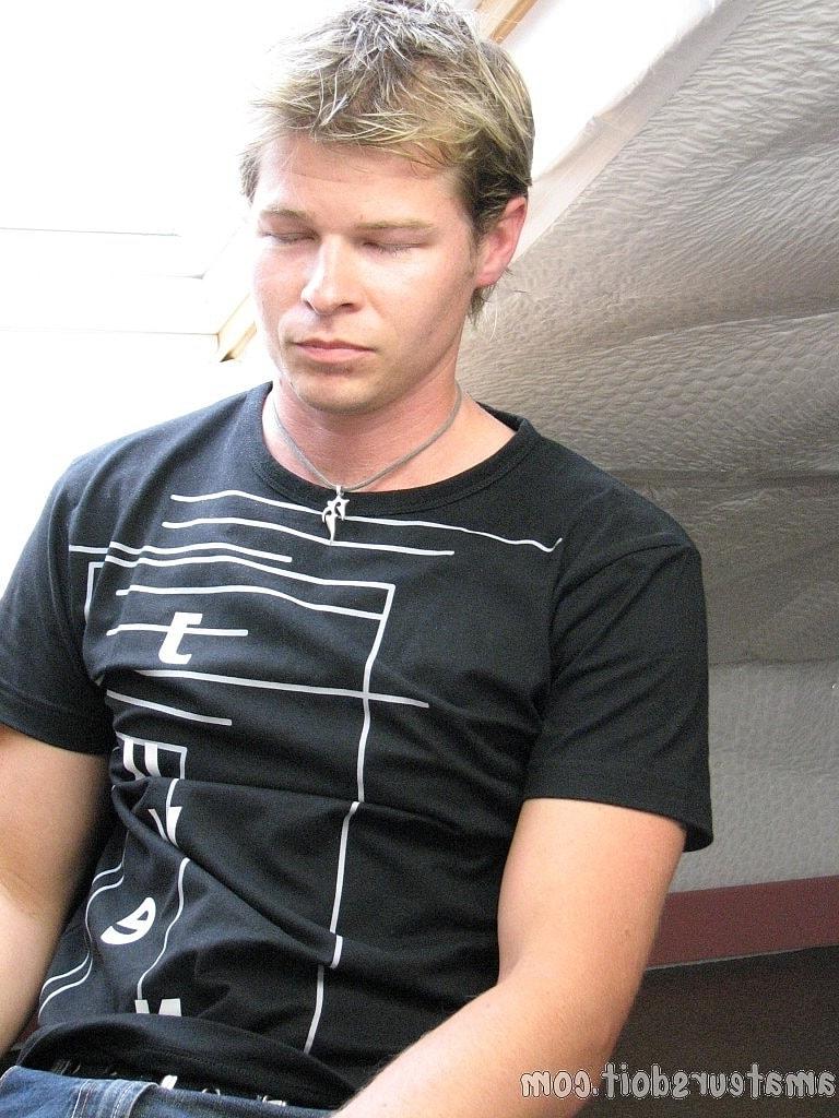 20P O gay loiro Paul Pounder fica completamente nu e se masturba no sofá