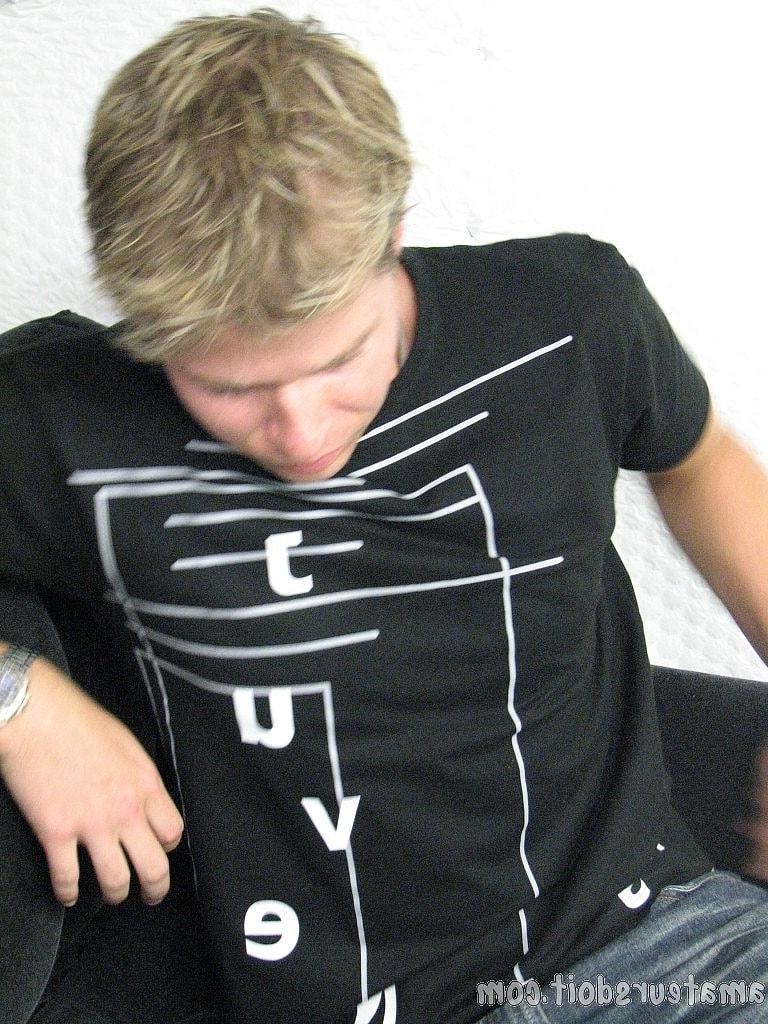 20P O gay loiro Paul Pounder fica completamente nu e se masturba no sofá