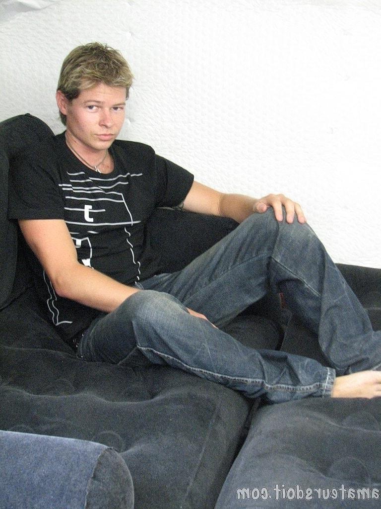 20P O gay loiro Paul Pounder fica completamente nu e se masturba no sofá