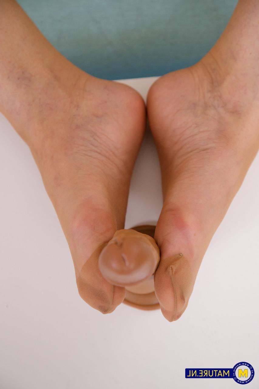 20P La abuela rubia Ella O se desnuda y juega con su coño afeitado con un consolador