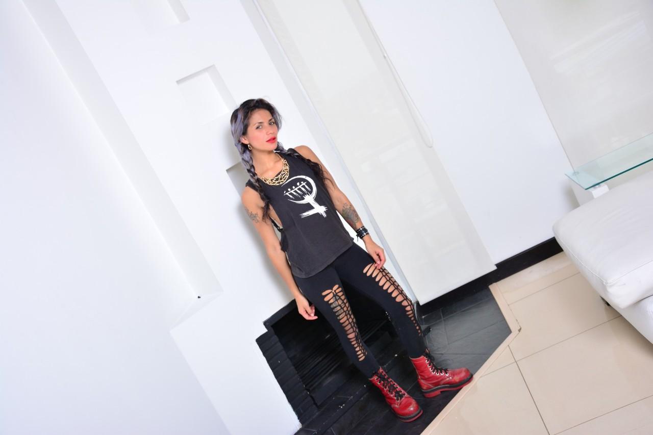 17P Une beauté colombienne tatouée se déshabille et montre sa chatte et ses petits seins invitants.