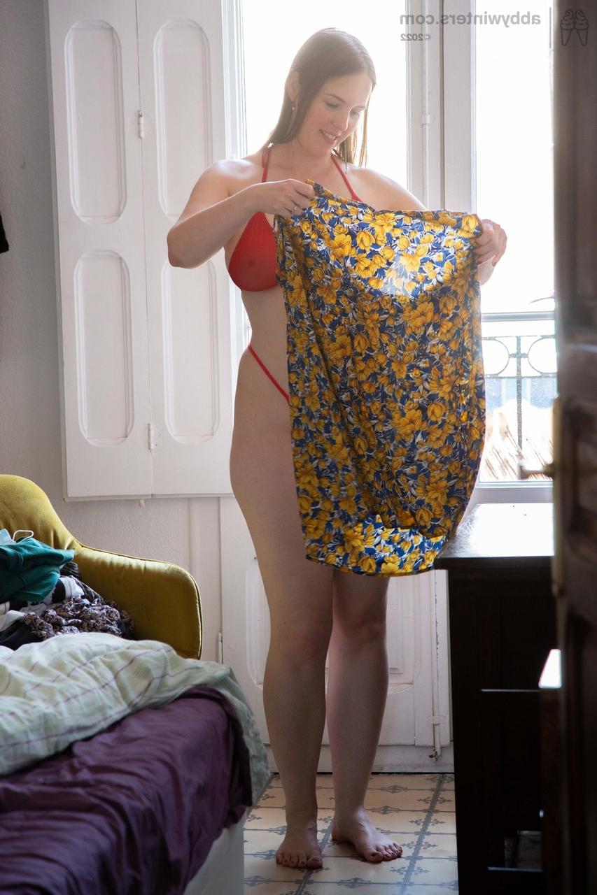 20P La voluptueuse amatrice Elise V enfile sa lingerie rouge et une robe courte sexy.
