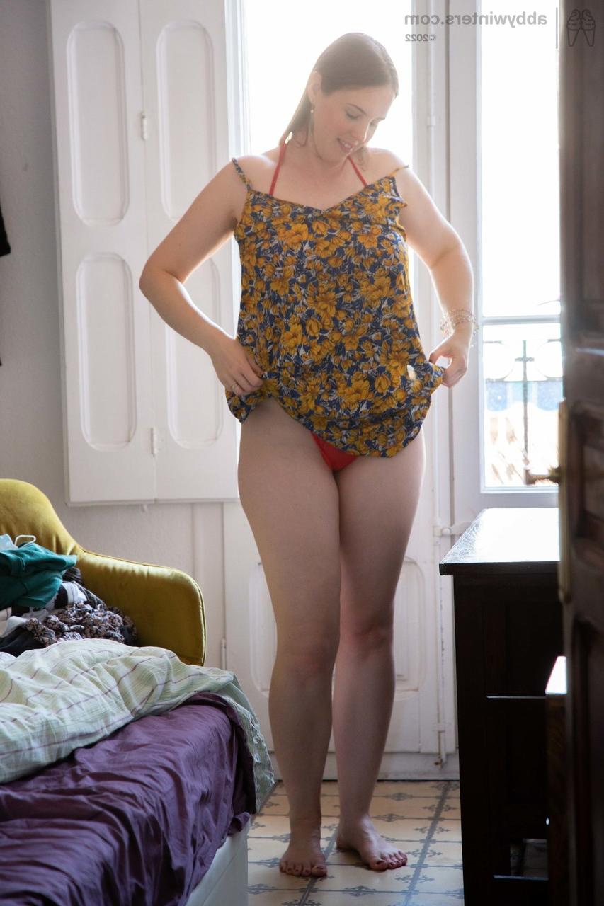 20P La voluptueuse amatrice Elise V enfile sa lingerie rouge et une robe courte sexy.