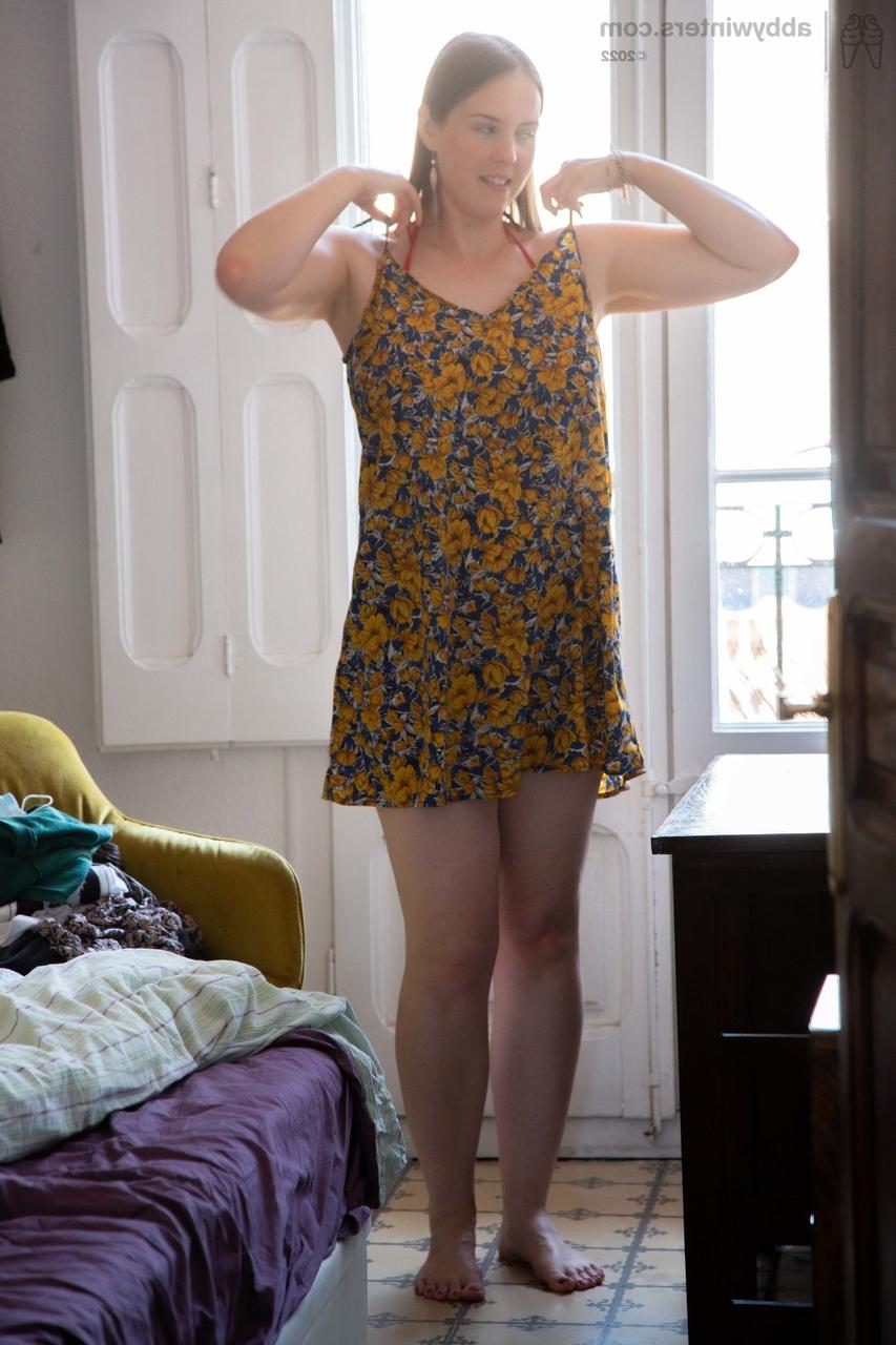 20P La voluptueuse amatrice Elise V enfile sa lingerie rouge et une robe courte sexy.