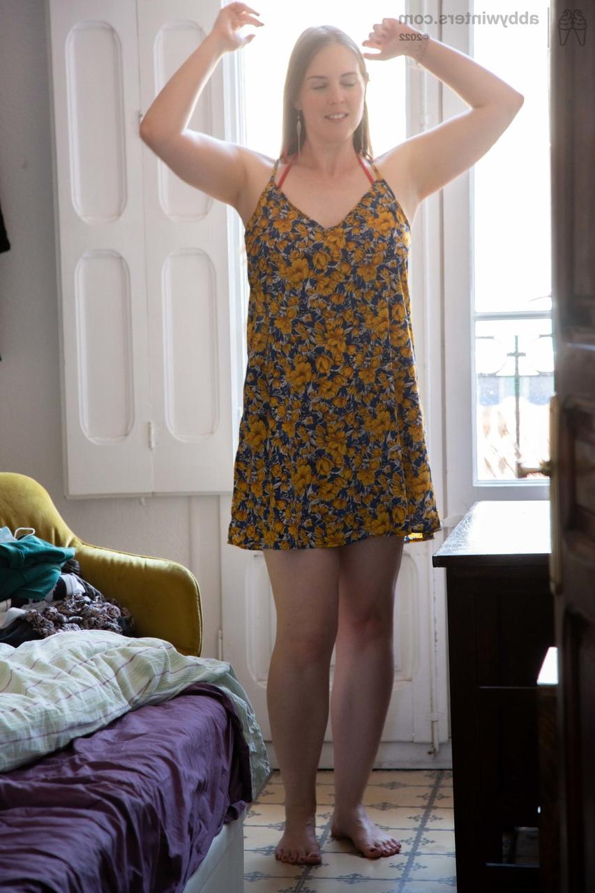 20P La voluptueuse amatrice Elise V enfile sa lingerie rouge et une robe courte sexy.