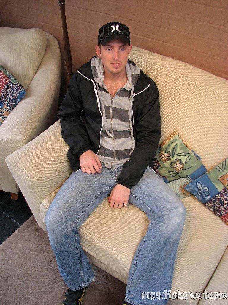 20P Un gay amateur avec une casquette enlève ses vêtements et se masturbe sur un lit