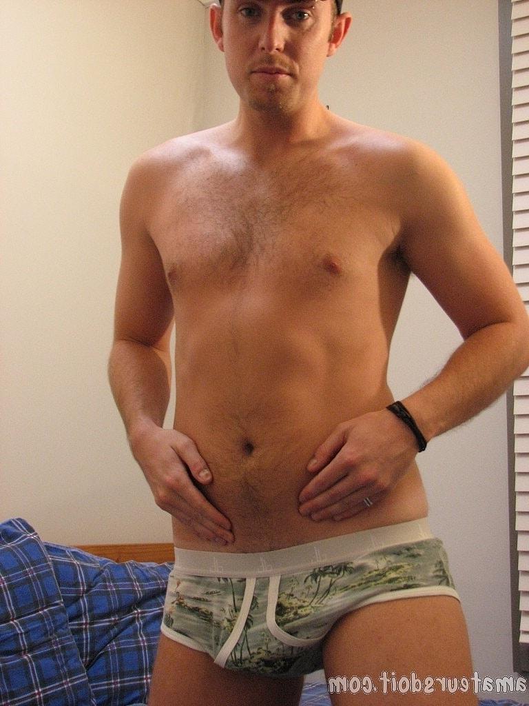 20P Un gay amateur avec une casquette enlève ses vêtements et se masturbe sur un lit