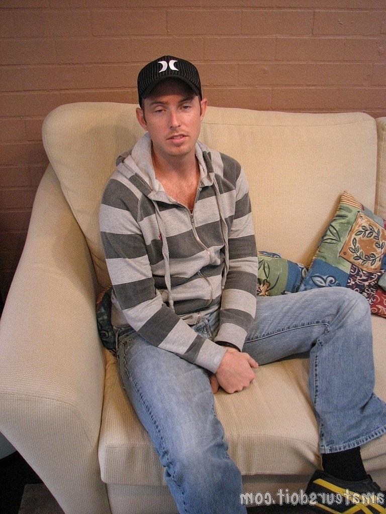 20P Un gay amateur avec une casquette enlève ses vêtements et se masturbe sur un lit