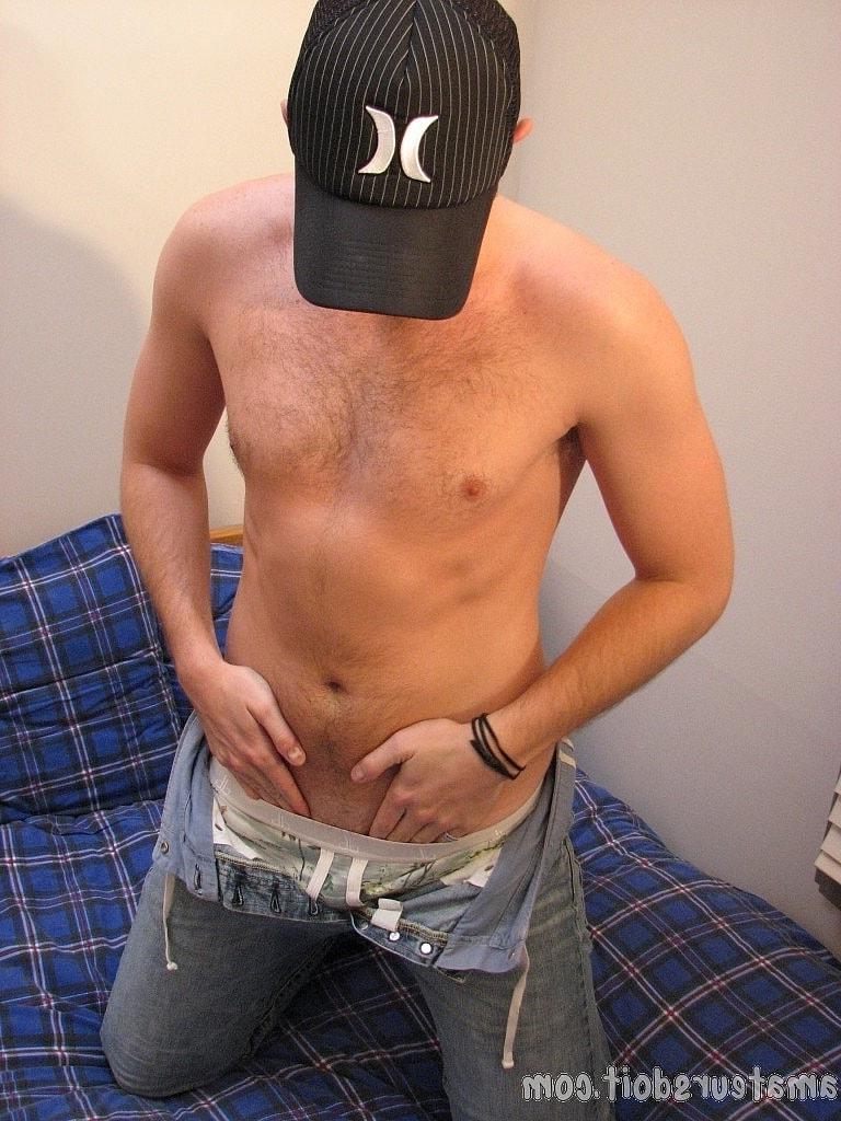 20P Un gay amateur avec une casquette enlève ses vêtements et se masturbe sur un lit