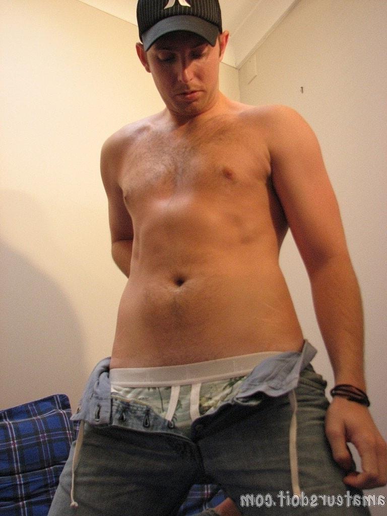 20P Un gay amateur avec une casquette enlève ses vêtements et se masturbe sur un lit