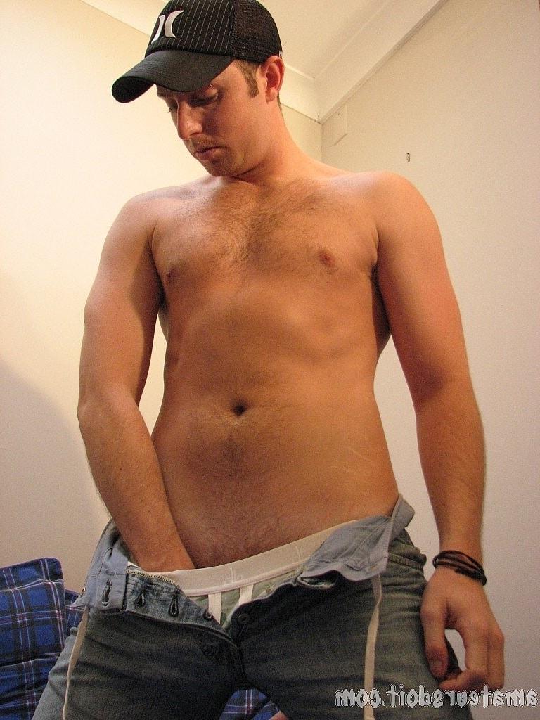 20P Un gay amateur avec une casquette enlève ses vêtements et se masturbe sur un lit